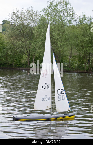 Modello in scala di una radio controlled barca vela yacht etherow country park Foto Stock