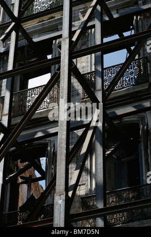 Balconi con ringhiere in ferro battuto e fire escape Foto Stock