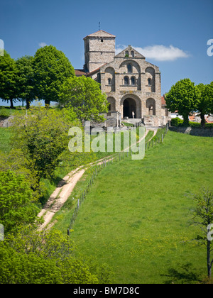 La chiesa romanica di Nostra Signora di Châtel Montagne (Allier - Francia). Eglise Romane di Notre-dame di Châtel Montagne (Allier - Francia). Foto Stock