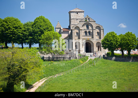 La chiesa romanica di Nostra Signora di Châtel Montagne (Allier - Francia). Eglise Romane di Notre-dame di Châtel Montagne (Allier - Francia). Foto Stock