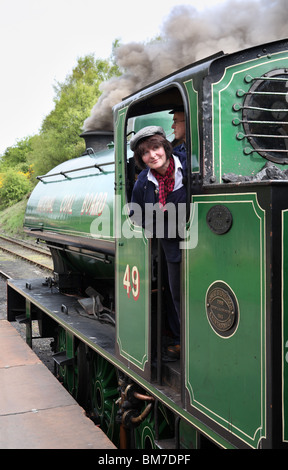 La signora 'vigile del fuoco" di Tanfield Railway n. 49 guarda fuori per la protezione del segnale alla Andrews House station, Gateshead, Inghilterra Foto Stock