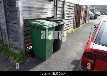 Scomparti Wheelie blocca parzialmente il sentiero sulla scatola station wagon Foto Stock