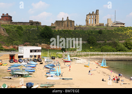 Priorato di Tynemouth con prima il rifugio in primo piano e le barche da Tynemouth club di vela, England, Regno Unito Foto Stock