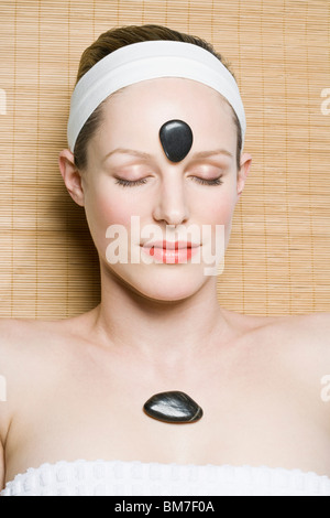 Una donna riceve terapia Lastone Foto Stock