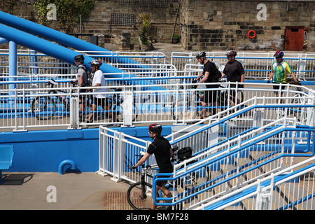 I ciclisti sulla North Shields attracco attorno al bordo del Tyne traghetto, North East England, Regno Unito Foto Stock