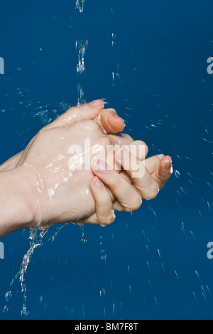 Una donna lavando le mani, dettaglio colpo di mani Foto Stock