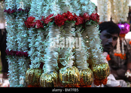 Ghirlande di fiori per la vendita nel mercato Devaraja a Mysore, Karnataka, a Mysore, Karnataka, India. Foto Stock