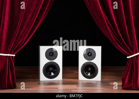 Due altoparlanti audio su un palcoscenico teatrale