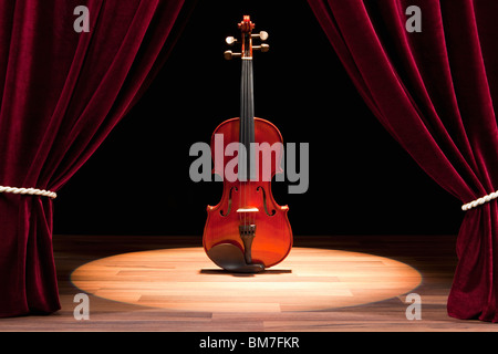 Un Contrabbasso su un palcoscenico teatrale Foto Stock