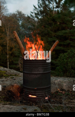 Un fuoco che arde in un tamburo di petrolio Foto Stock