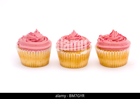 Tre coppa rosa torte su sfondo bianco Foto Stock