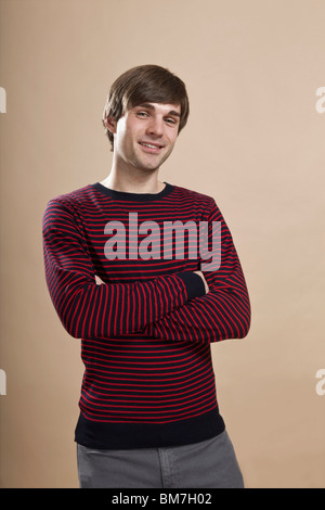 Ritratto di un uomo in cerca di sospetto, studio shot Foto Stock