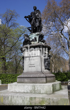 Scolpito da Richard Westmacott e situato sul lato sud di Russell Square è Francesco Russell il quinto Duca di Bedford. Foto Stock