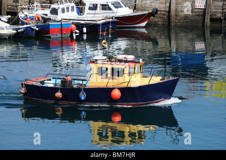 Una barca da pesca che lascia il porto a Brixham in devon, Regno Unito Foto Stock