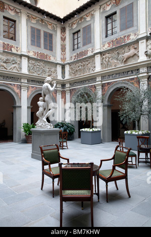 La lobby e il ricevimento presso il nuovo Four Seasons hotel a Firenze, Italia Foto Stock