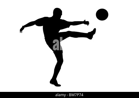 Una silhouette di un giocatore di calcio riprese di una sfera Foto Stock