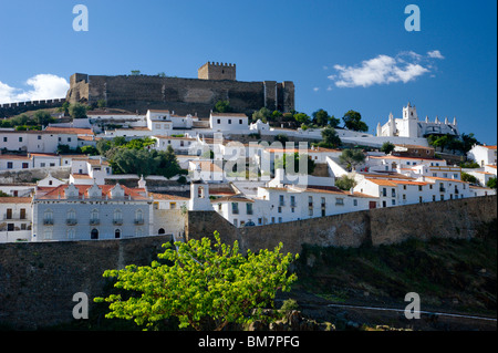 Il Portogallo, l'Alentejo, Mértola castello moresco, chiesa e la città vecchia Foto Stock