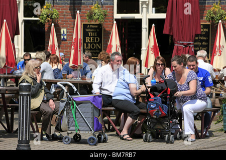 La gente seduta al di fuori del Pub Red Lion a Weymouth godendo il sole e un pranzo al pub Foto Stock