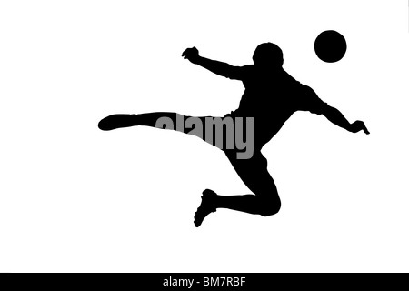 Una silhouette di un giocatore di calcio riprese di una sfera Foto Stock