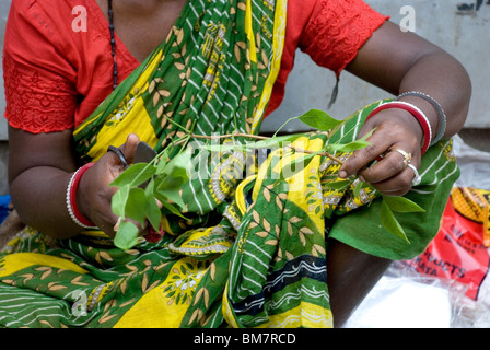 Donna che vendono fiori, il mercato dei fiori di calcutta india Foto Stock