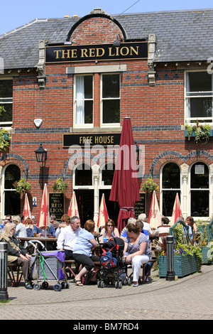 La gente seduta al di fuori del Pub Red Lion a Weymouth godendo il sole e un pranzo al pub Foto Stock