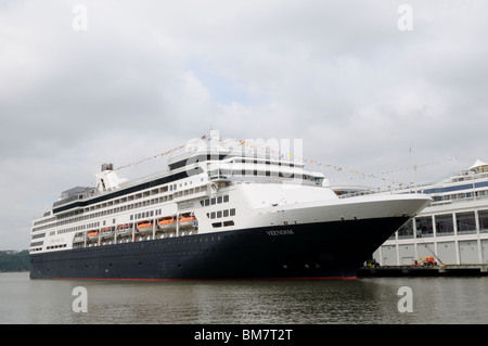 Holland America Line la nave da crociera, Veendam, ormeggiata al Midtown Manhattan Cruise Ship Terminal. Foto Stock