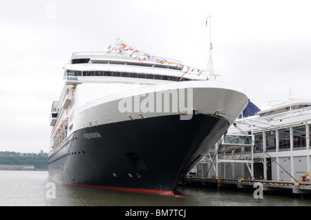 Holland America Line la nave da crociera, Veendam, ormeggiata al Midtown Manhattan Cruise Ship Terminal. Foto Stock