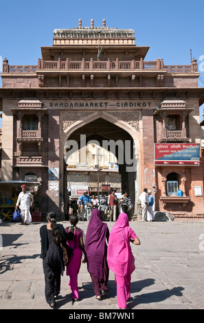 Le donne indiane indossando il tradizionale sari. Sardar ingresso sul mercato. Jodhpur. Il Rajasthan. India Foto Stock