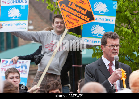 Lib Dem PPC per St Albans, Sandy Walkington, parla a un comizio elettorale Foto Stock