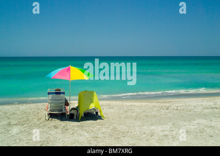 Vacanzieri godere di momenti di riposo e di relax con una piacevole vista dell'incontaminato Golfo del Messico acque turchesi lungo la Longboat Key Beach a Sarasota, Florida, Stati Uniti d'America. Foto Stock