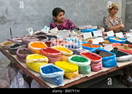 Spezie colorate a marketstand, SSL, Kirghizistan Foto Stock