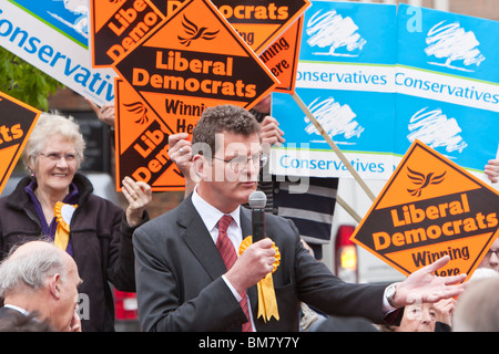 Sandy Walkington, Lib Dem PPC per St Albans parlando al comizio elettorale in St Albans Foto Stock