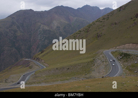 Tortuose strade di montagna tra Sary Tash e Osh, Kirghizistan Foto Stock