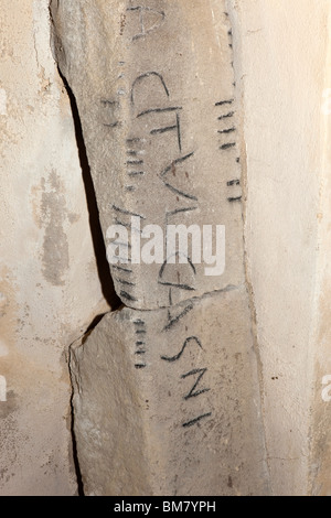 Regno Unito, Cornwall, Launceston, Lewannick chiesa antica pietra scolpite di ogham e script di latino Foto Stock