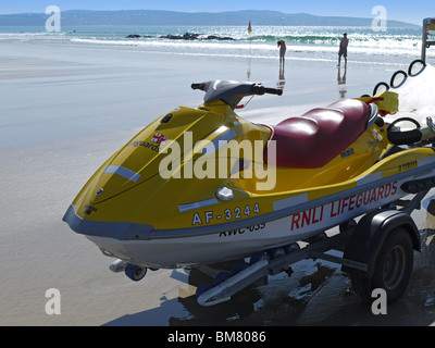 RNLI life guard jet ski spiaggia Gwithian Cornwall Regno Unito Foto Stock