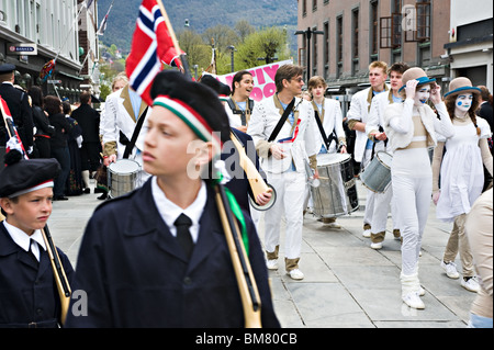 Club locali gruppi di fasce di famiglie scuole marzo a Bergen dal centro città in festa norvegese di Giorno Di Indipendenza Foto Stock