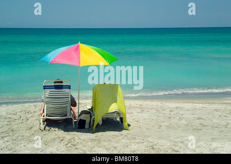 Vacanzieri godere di momenti di riposo e di relax con una piacevole vista dell'incontaminato Golfo del Messico acque turchesi lungo la Longboat Key Beach a Sarasota, Florida, Stati Uniti d'America. Foto Stock