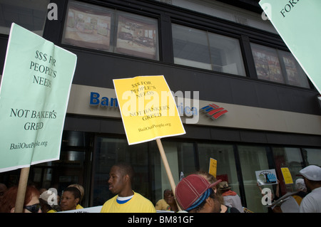 Membri del New Jersey gruppi comunitari di rally e marzo a Newark, New Jersey contro bank pignoramenti Foto Stock