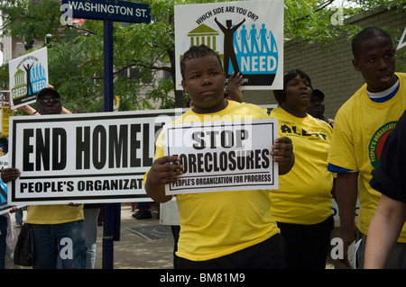 Membri del New Jersey gruppi comunitari di rally e marzo a Newark, New Jersey contro bank pignoramenti Foto Stock