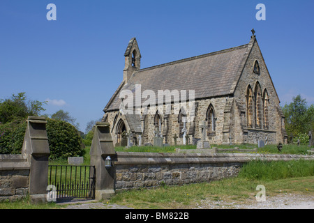 Tutti i santi della chiesa di Inghilterra Farnley Otley nello Yorkshire del nord su una giornata di primavera. Foto Stock