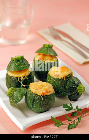 Zucchine ripiene con la Turchia il prosciutto. Passo per passo: PGGJ95-PGGJ9G -PGGJA1-PGGJA4 Foto Stock