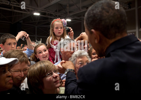 Il presidente Barack Obama saluta i membri del pubblico a seguito del suo commento all'Oakley Lindsay Center a Quincy, Ill., Foto Stock