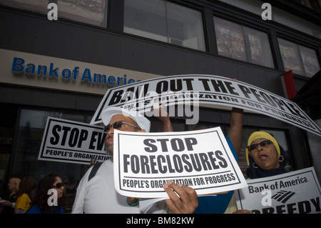 Membri del New Jersey gruppi comunitari di rally e marzo a Newark, New Jersey contro bank pignoramenti Foto Stock