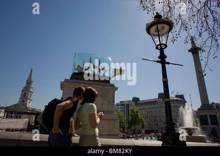 Artista Yinka Shonibare illustrazioni di Nelson la nave in una bottiglia sul quarto plinto della Londra in Trafalgar Square. Foto Stock