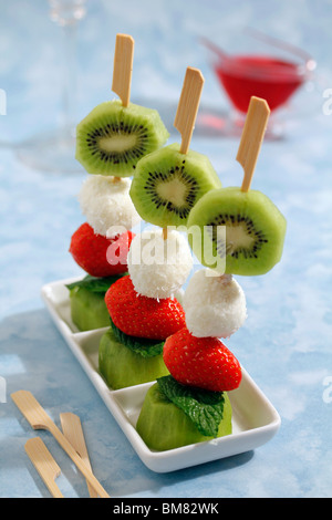 Spiedini con formaggio, noce di cocco e frutta. Ricetta disponibile. Foto Stock