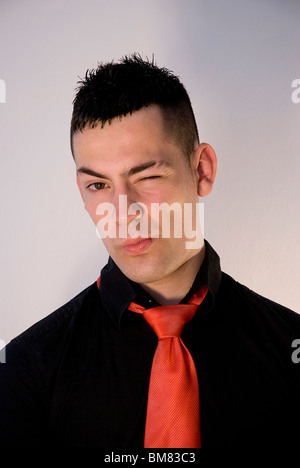 Giovane uomo occhiolino alla fotocamera. Foto Stock