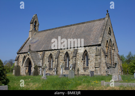 Tutti i santi della chiesa di Inghilterra Farnley Otley nello Yorkshire del nord su una giornata di primavera. Foto Stock