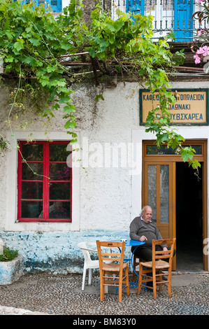 Tradizionale antica cafeneon, cafe, nella parte esterna di Mani villaggio di Kardamyli, Messinia, Peloponneso, Grecia. Foto Stock