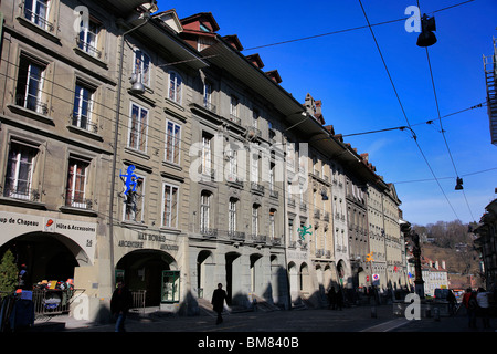 Gli edifici storici di Kramgasse su un sito patrimonio mondiale dell'UNESCO a Berna la città capitale della Svizzera Oberland county Foto Stock