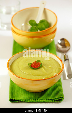 Zuppa fredda di zucchine e salmone. Ricetta disponibile. Foto Stock